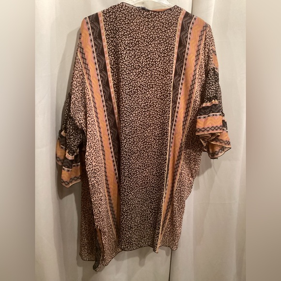 Zenana Outfitters 3\4 Sleeve Tunic includes Animal Print Shrug w/ Ruffle Sleeves - Picture 5 of 6